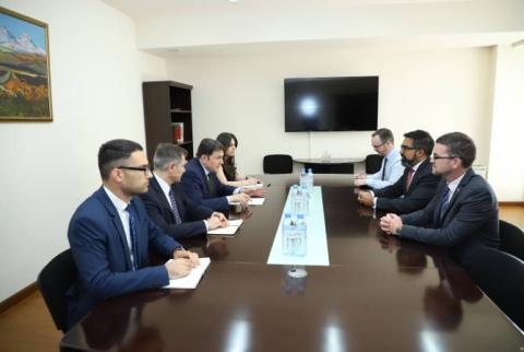 نائب وزير الخارجية الأرمني يناقش مجموعة واسعة من قضايا الأجندة الثنائية مع نظيره البريطاني
