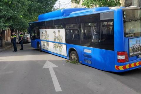 На дороге в старом Тбилиси провалился асфальт, в дыре застрял пассажирский автобус