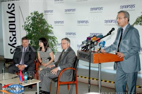 The U.S. Ambassador John Heffern meets the members of “Winners’
Club” of the Annual Educational Award of the President of the
Republic of Armenia in the IT Sphere