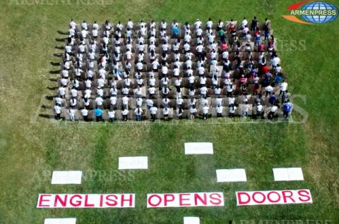 The U.S. Ambassador to Armenia John Heffern hosted 150 Armenian
schoolchildren