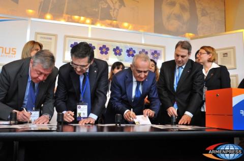 Официальная церемония погашения марки «100-летняя годовщина
Геноцида армян: Анатоль Франс»