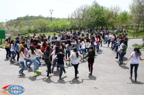 Руководитель аппарата президента Армении вручил дипломы
волонтерам, помогавшим в организации посвященных 100-летию
Геноцида армян мероприятий