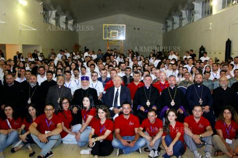 Президент Армении Армен Саркисян и католикос Гарегин
Второй встретились с участниками слета Всемирного
молодежного союза Армянской Апостольской церкви