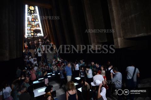 В фойе кинотеатра "Айрарат" былa показанa инсталляция
под названием "Храм кино"