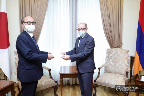 Исполняющий обязанности министра иностранных дел
Армении Ара Айвазян принял новоназначенного посла
Японии Гукосиму Масанори в связи с вручением копий
верительных грамот