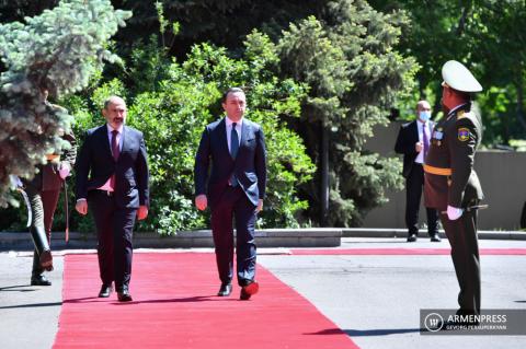 Исполняющий обязанности Премьер-министра РА Никол
Пашинян
принял Премьер-министрa Грузии Ираклия Гарибашвили