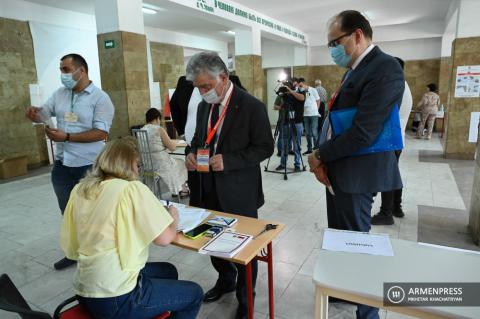 CIS observers visit 9/60 polling station in Yerevan