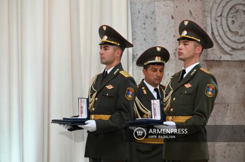 Президент вручил награды 19 военнослужащим и
добровольцам по случаю Дня Республики