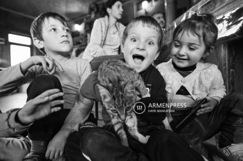 1991'den bu yana çok zor günler gördük, her şey güzel
olacak. Dağlık Karabağ'dan zorla yerinden edilen bir aile, 8
küçük çocuğunu büyütüyor