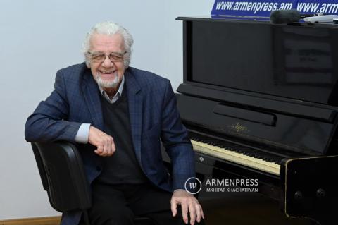 埃里温150号学校的学生有独家机会从他的老朋友马丁·瓦尔
达扎里扬那里听到有关 阿尔诺·巴巴詹扬的故事