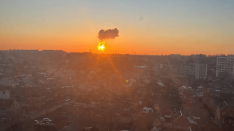 В результате ударов украинских БПЛА произошел пожар в аэропорту города Энгельса, от российских ударов по Украине ранения получили 8 человек
