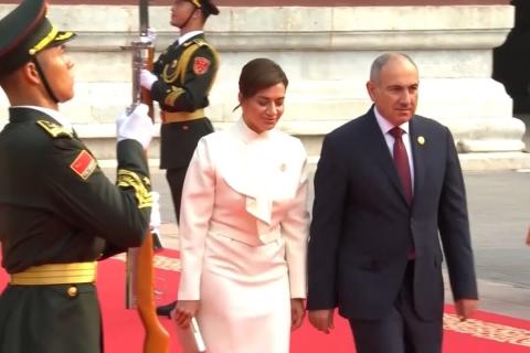 პრემიერ-მინისტრმა და მისმა მეუღლემ პეკინში მეორე მსოფლიო ომის დასრულების 80 წლისთავისადმი მიძღვნილ აღლუმში მიიღეს მონაწილეობა