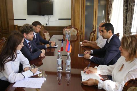 გეღარქუნიქის ოლქის გუბერნატორმა მიიღო საფრანგეთის საგანგებო და სრულუფლებიანი ელჩი სომხეთის რესპუბლიკაში