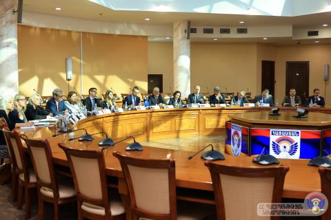 სომხეთის რესპუბლიკის თავდაცვის მინისტრი რამდენიმე ქვეყნის, ნატოში აკრედიტებული ელჩებს შეხვდა