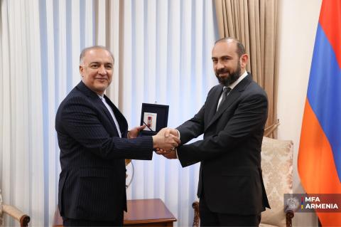 Le ministre des Affaires étrangères de l'Arménie a tenu une réunion d'adieu avec l'ambassadeur d'Iran et lui a remis l'Ordre de l'Amitié