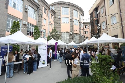Feria de empleo en la Universidad Estatal de Economía de Armenia