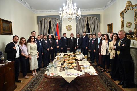 Vahagn Khachatourian a participé aux États-Unis à la réception organisée par la mission permanente de l’Arménie auprès de l’ONU à l’occasion de la Journée de l’Indépendance de l’Arménie