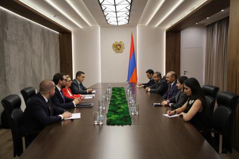 Le secrétaire du Conseil de sécurité de la RA et la secrétaire générale adjointe déléguée de l'OTAN pour les operations ont discuté des questions relatives à la sécurité régionale