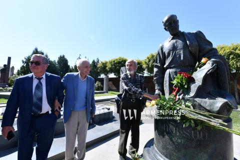 À l’occasion du 156ᵉ anniversaire de Komitas, un dépôt de fleurs a eu lieu sur la tombe du Vardapet, suivi de l’inauguration de l’exposition « Lettres de Villejuif »