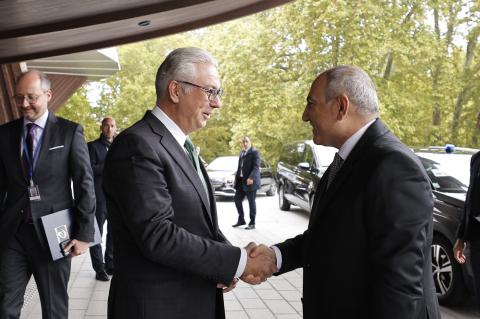 Ermenistan Başbakanı, AKPM Başkanı Theodoros Roussopoulos ile görüştü