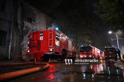 Yerevan'da Puşkin Caddesi'ndeki bir binada yangın çıktı