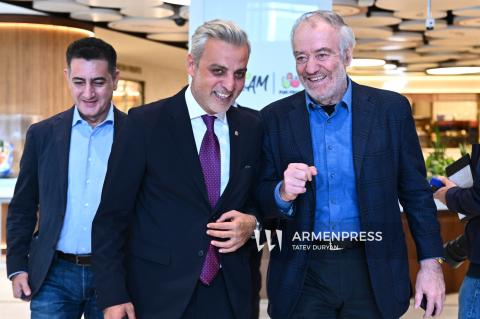 Le légendaire chef d'orchestre Valery Gergiev arrive à Erevan