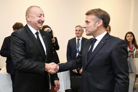 Les présidents Ilham Aliyev et Emmanuel Macron se rencontrent à Copenhague