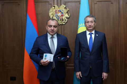 სომხეთის რესპუბლიკის საკონსტიტუციო სასამართლოს თავმჯდომარე შეხვდა ყაზახეთის ელჩს