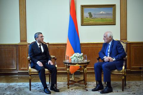 Le président de la République a reçu l'ambassadeur du Turkménistan