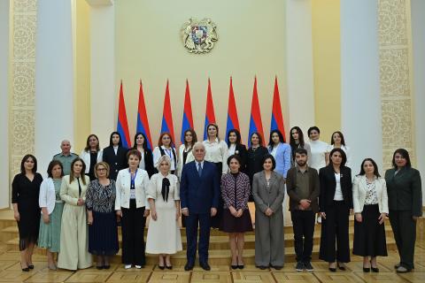 Le président de la République a reçu les enseignants lauréats du concours Les meilleurs de l'année