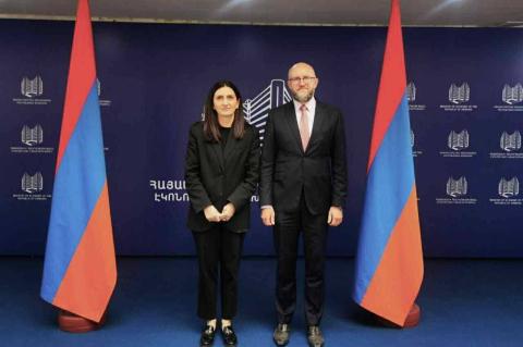 La vice-ministre de l'Économie et le vice-président de l'AIIB discutent de cooperation