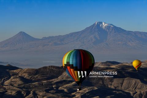 Coloridos globos aerostáticos en el cielo de Garni