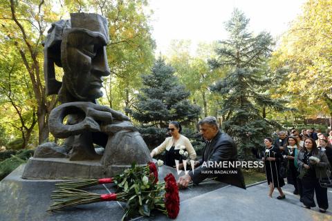 Ofrenda floral en el monumento a las víctimas del crimen del 27 de octubre de 1999