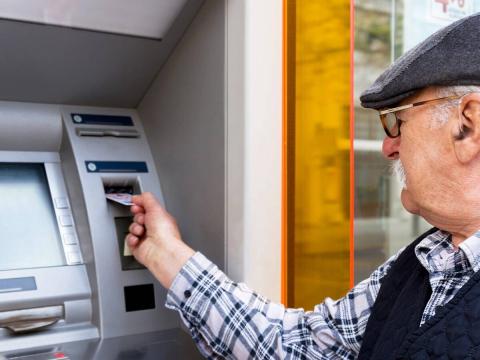 Բոլոր թոշակառուները թոշակը պետք է ստանան միայն անկանխիկ. վարչապետը 2 շաբաթ ժամանակ տվեց