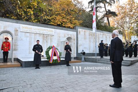 Le Président de la République d’Arménie a déposé une gerbe au Mémorial des Héros à Tbilissi