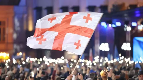 Թբիլիսիում ԵՄ-ի հետ բանակցությունների կասեցման մեկ տարվա առթիվ ընդդիմադիր քաղաքական ուժերը երթ են անցկացրել