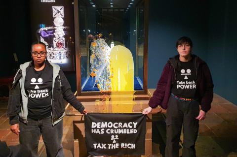 Ակտիվիստները վնասել են Բրիտանական կայսրության թագի ցուցափեղկը