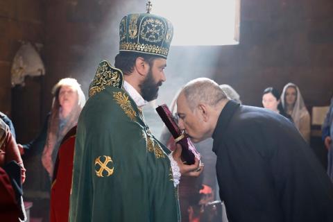 رئيس الوزراء الأرمني نيكول باشينيان يشارك في القدّاس المخصّص لذكرى ضحايا الزلزال المدمّر الذي ضرب البلاد عام 1988