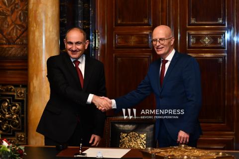 دیدار نخستوزیر جمهوری ارمنستان با شهردار هامبورگ