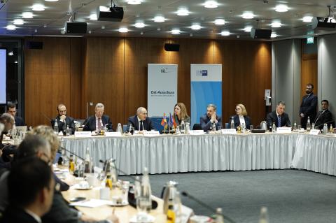 نخستوزیر جمهوری ارمنستان با جمعی از بازرگانان آلمانی و نمایندگان اتحادیههای اقتصادی دیدار کرد