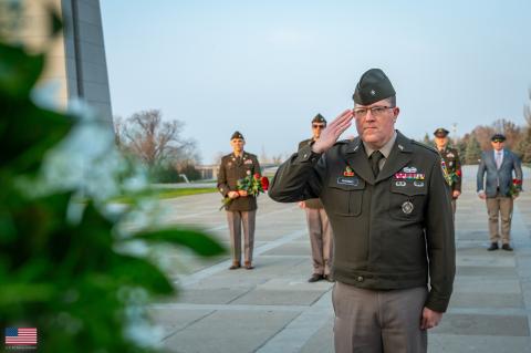 وفد برئاسة نائب مدير الشراكة والتعاون الأمني والتدابير المضادة في القيادة الأوروبية للولايات المتحدة العميد كريس ماكيني بزيارة لأرمينيا ويزور تسيتسرناكابيرد