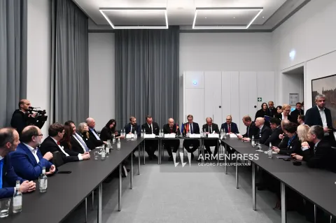 دیدار نخستوزیر جمهوری ارمنستان با بازرگانان هامبورگ در اتاق بازرگانی این شهر