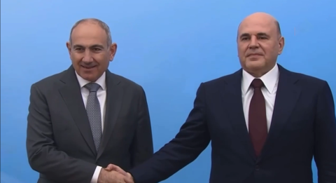 نخستوزیر جمهوری ارمنستان برای شرکت در نشست بعدی شورای بیندولتی اتحادیهٔ اقتصادی اوراسیا وارد ساختمان دولت فدراسیون روسیه شد