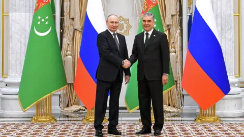 პუტინი ჩავიდა თურქმენეთში „მშვიდობისა და ნდობის წლისადმი“ მიძღვნილ ფორუმში მონაწილეობის მისაღებად