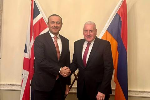 گفتوگوی «آرمن گریگوریان» و «ورنون کوکر» درباره گسترش همکاریها در حوزههای امنیت و دفاع