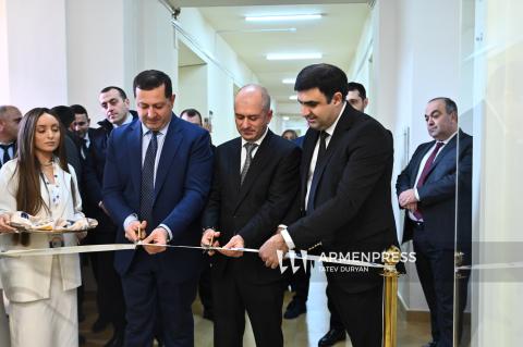 در دانشکدهٔ جغرافیا و زمینشناسی «دانشگاه دولتی ایروان» کلاسهای درس بازسازیشده و مجهز به بهرهبرداری رسید. عکسها: «تاتهوِ دوریان»