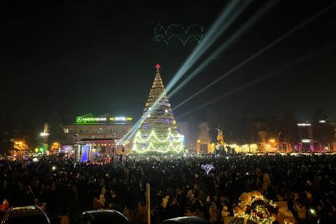 Վառվեցին Գյումրու գլխավոր տոնածառի լույսերը