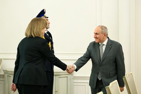 نخستوزیر ارمنستان با سفیر فوقالعاده و تامالاختیار ایالات متحده آمریکا در ارمنستان دیدار خداحافظی کرد