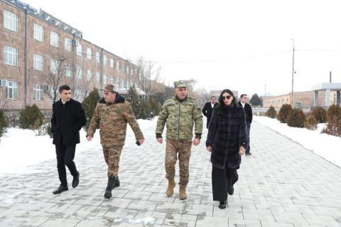 آناهیت مَناسیان، مدافع حقوق بشر، از واحد آموزشی وزارت دفاع بازدید کرد