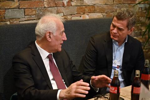 في إطار فعاليات المنتدى الاقتصادي العالمي في دافوس رئيس جمهورية أرمينيا فاهاكن خاتشاتوريان يلتقي المدير التنفيذي لشركة كوكاكولا غوران بوغدانوفيتش